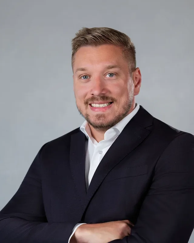 Usmiaty Marcel Haščák v tmavom saku