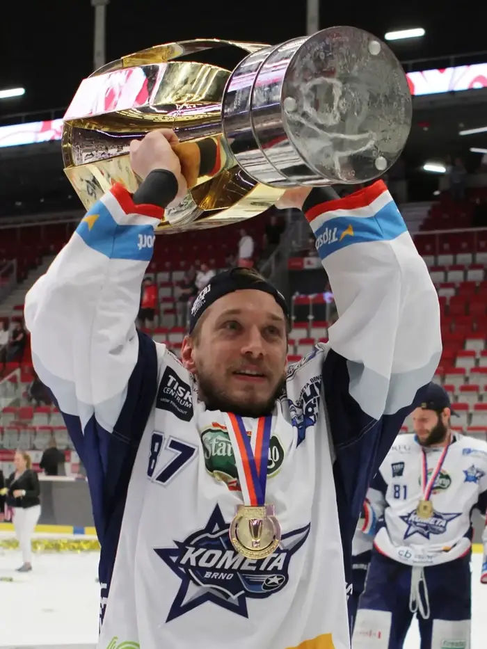 Marcel Haščák s pohárom pre majstra Česka v drese HC Kometa Brno