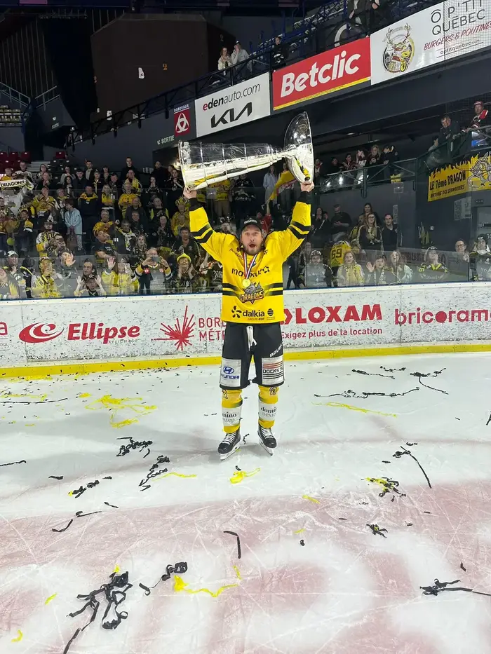 Marcel Haščák s trofejou pre majstra Francúzska v drese Dragons de Rouen