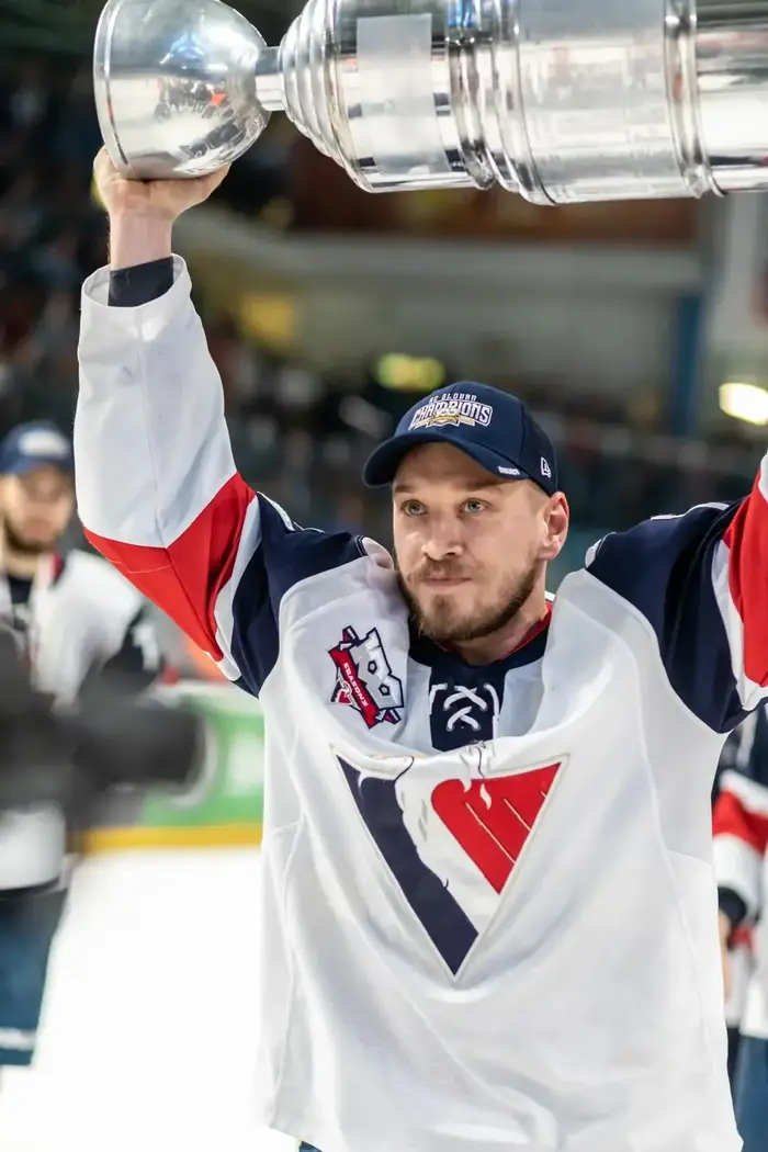 Marcel Haščák s majstrovským pohárom v drese HC Slovan Bratislava